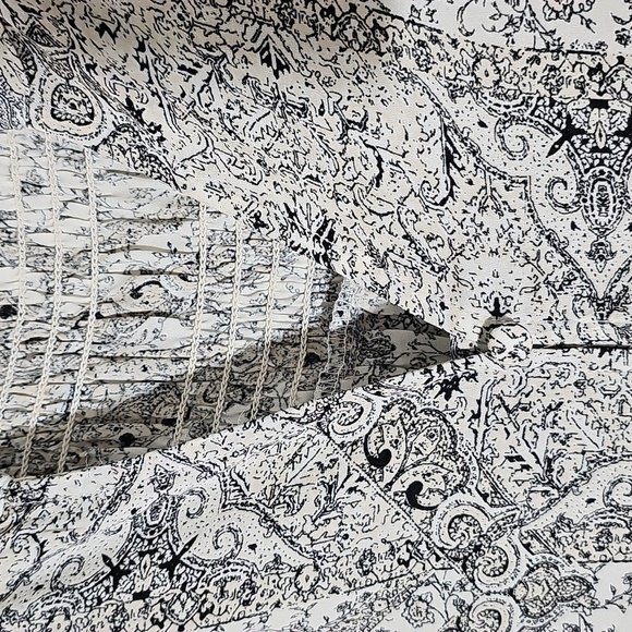 Rose & Olive Black And White Floral Print Women's Top. Size 3X. Covered Buttons. - Picture 2 of 9